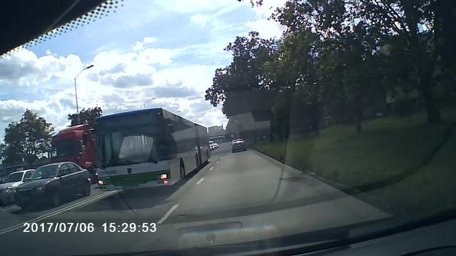 Jechał autobusem pod prąd w centrum Szczecina. Stracił pracę, odpowie przed sądem