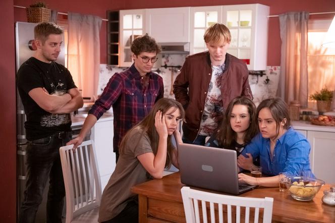 Na Wspólnej odc. 3001. Kasia (Julia Chatys), Jarek (Wojciech Rotowski), Agata (Aleksandra Radwan), Bruno (Dawid Czupryński), Eliza (Katarzyna Chorzępa), Fabian (Robert Ciszewski)