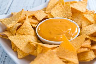Jak zrobić sos serowy do nachos? Prosty sposób na aromatyczny dip