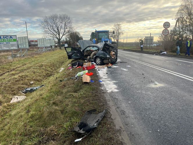 Wypadek na DK12 we Wschowie. Samochód osobowy zderzył się z ciagnikiem rolniczym