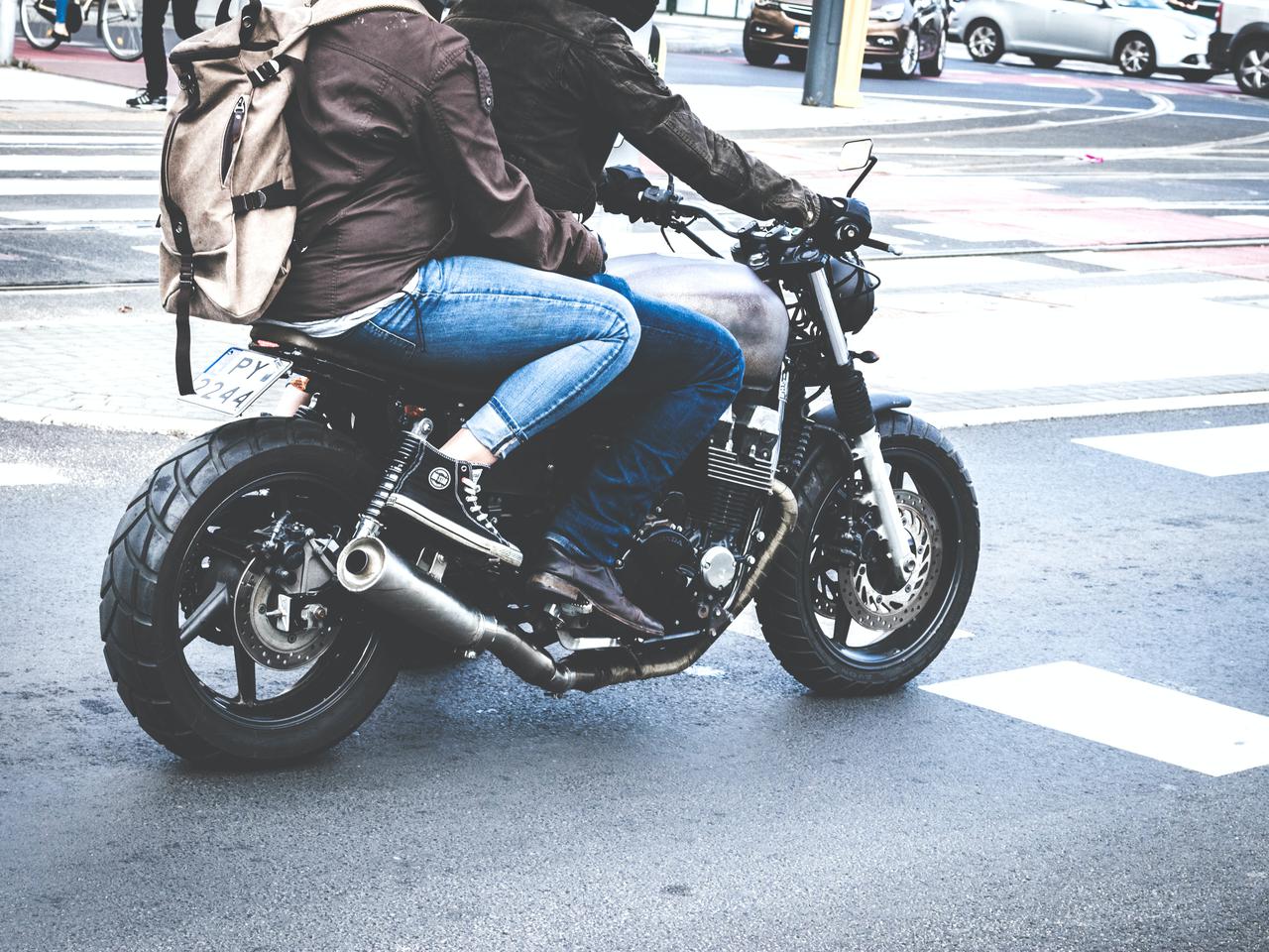 Jechał na motorze z koleżanką. NIE ZAUWAŻYŁ, że jego pasażerka spadła