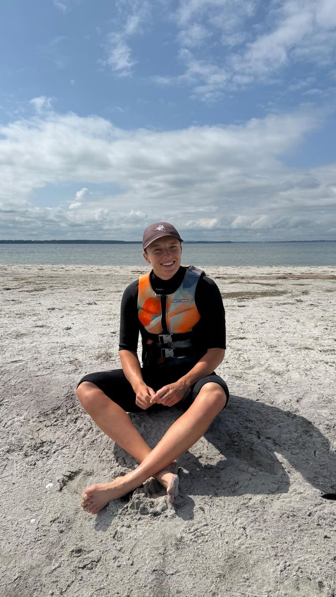 Iga Świątek na skuterze nad polskim morzem