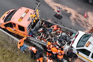 Wjechał Uberem prosto w drogowców. Są ranni