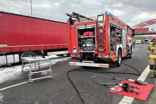 Wypadek na autostradzie A1. Kierowca osobówki zmiażdżony przez TIRy