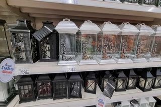 Auchan w Poznaniu: ceny zniczy przed Wszystkimi Świętymi 