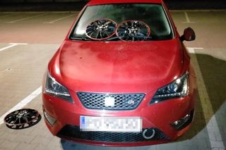 Wandal zniszczył 15 aut