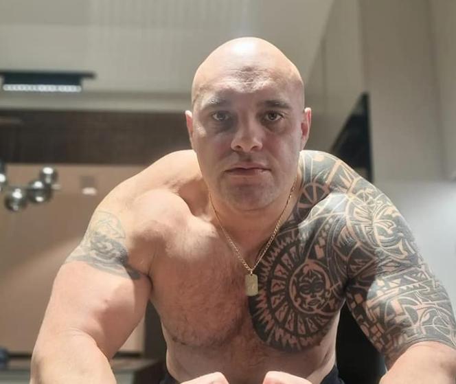 Dominik Abus z włosami