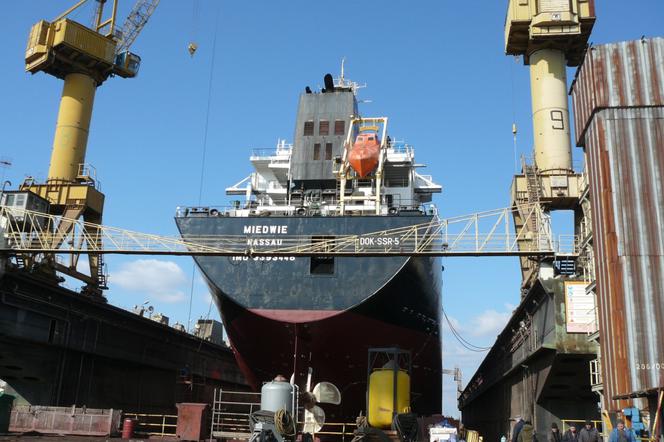 m/s „Miedwie” na wejściu do Szczecina i na doku w stoczni „Gryfia”