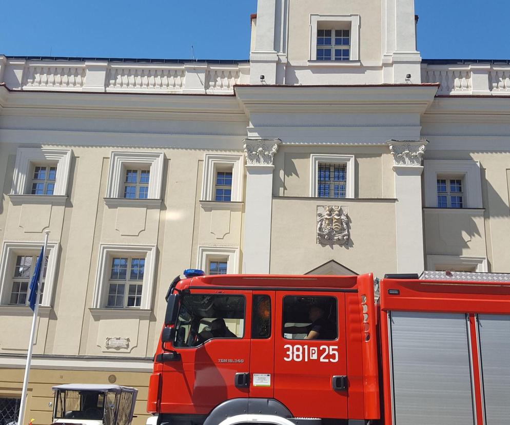 Alarm przeciwpożarowy w Ratuszu w Lesznie. Na miejsce wysłano cztery wozy strażackie