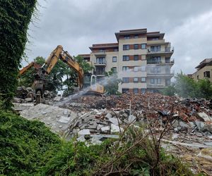 Tak znikał popularny biurowiec. Teraz powstaną tu apartamenty i mieszkania