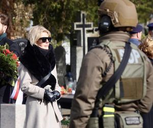 Joanna Racewicz ociera łzy przy grobie męża, pocieszyła ją Barbara Nowacka