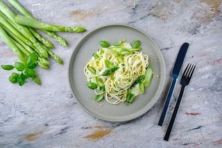Jednogarnkowy makaron wiosenny. Jamie Oliver zachwyca przepisem