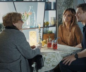 M jak miłość odc. 1871. Kama (Michalina Sosna), klientka agencji (Małgorzata Matuszewska-Knothe), Marcin (Mikołaj Roznerski)