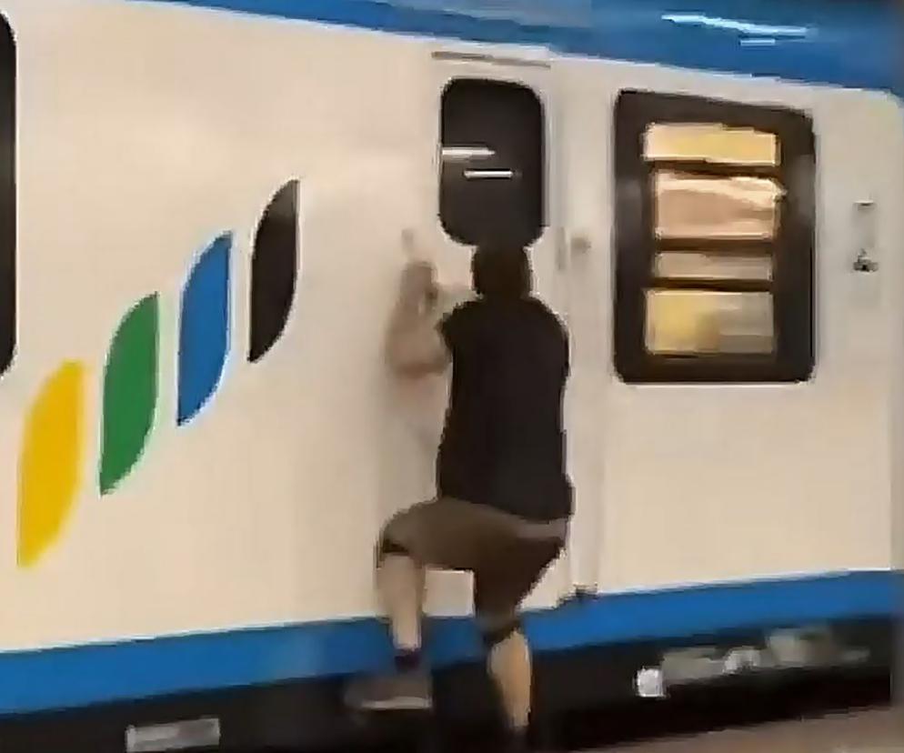 Złapał pociąg i trzymał się wagonu. Jest nagranie