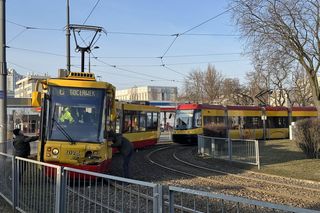 Zderzenie tramwaju z samochodem w Warszawie. Duże utrudnienia 