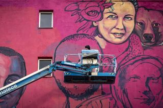 Mieszkańcy uwiecznieni na ścianie. Blok socjalny we Wrocławiu zyskał wyjątkowy mural [ZDJĘCIA]