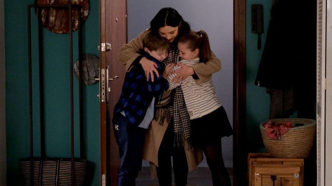 M jak miłość odc. 1865. Iza (Adriana Kalska), Szymek (Staś Szczypiński), Maja (Laura Jankowska)