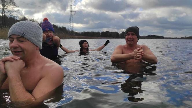 Pogoda na kąpiele robi się coraz lepsza! Morsy z woj. lubelskiego z przyjemnością wskakują do wody