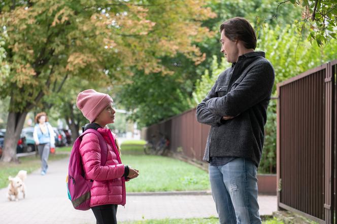 Na Wspólnej, odc. 2813. Julka (Maja Oświecińska), Adam (Karol Puciaty)