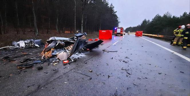 Leśnice. Auto rozerwane na pół! Dwoje 40-latków nie żyje. Dzień wcześniej zginęły tam dwie inne osoby [ZDJĘCIA]
