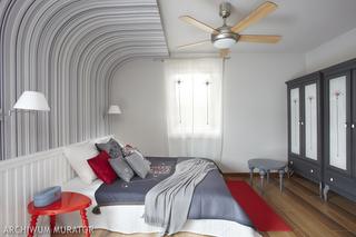 Projekt sypialni: szare meble w sypialni w stylu skandynawskim