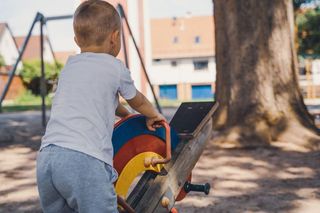 Dziecko wykorzystało chwilę nieuwagi mamy, wyszło z placu zabaw. Skończyło się dobrze, strach pozostał
