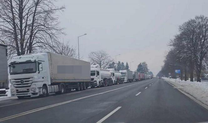 Rośnie frustracja kierowców tirów czekających na wyjazd z Polski do Ukrainy