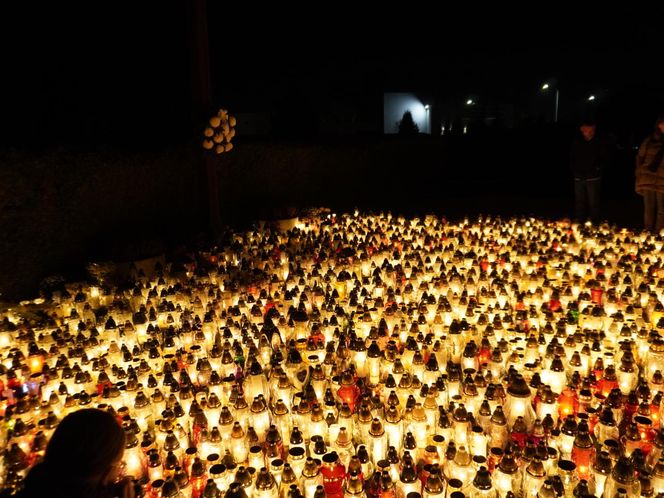 Cmentarz Komunalny w Żorach mieni się nocą. Tysiące kolorowych światełek na Wszystkich Świętych. Zobacz zdjęcia z lotu ptaka