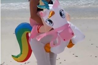 Anna Mucha galopuje na jednorożcu. Tak się zabawia z ukochanym na rajskiej plaży