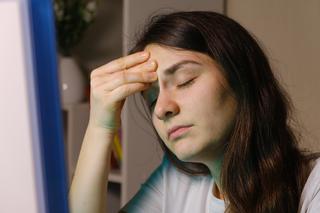 Farmaceuta zdradza: tego nie jedz, gdy boli cię głowa. Mogą spotęgować dolegliwości