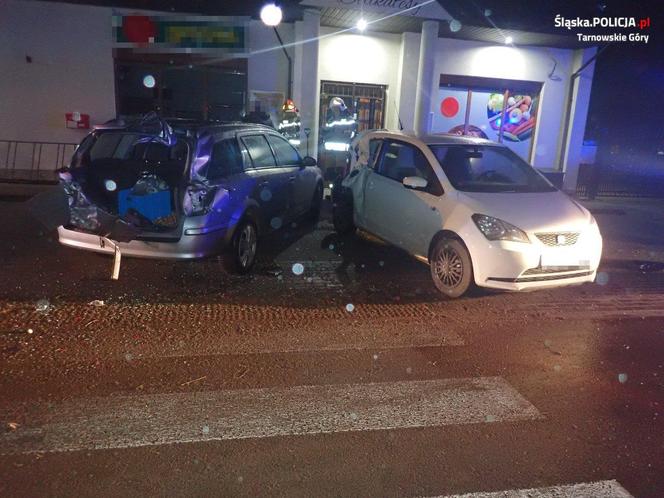 Jechał traktorem z bronami. Zniszczył kompletnie dwa auta i odjechał z synem