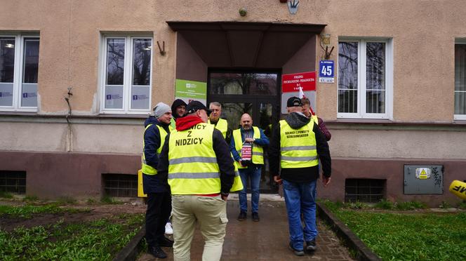 Protest rolników 4 kwietnia w Olsztynie. Strajkujący zostawili ministrowi Kulaskowi butelkę z nawozem