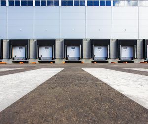 Rampa przeładunkowa – klucz do sprawnej i bezpiecznej logistyki