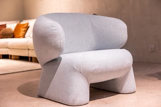 Szukasz fotela idealnego? Zwróć uwagę na naturalne materiały i organiczne kształty