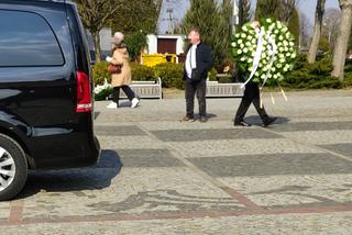 Pogrzeb zamordowanych chłopców w Płocku. Matka rozpacza nad urnami synków 
