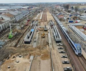 Modernizacja Rail Baltica: Łapy - widok z drona na budowe peronów i tuneli pod torami