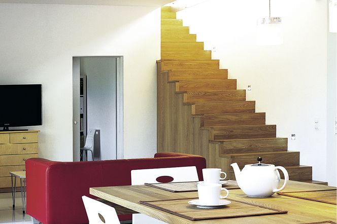 Schody żelbetowe wykończone drewnem