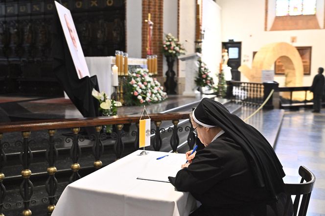 Warszawa żegna papieża Franciszka. Poruszające wpisy w Archikatedrze