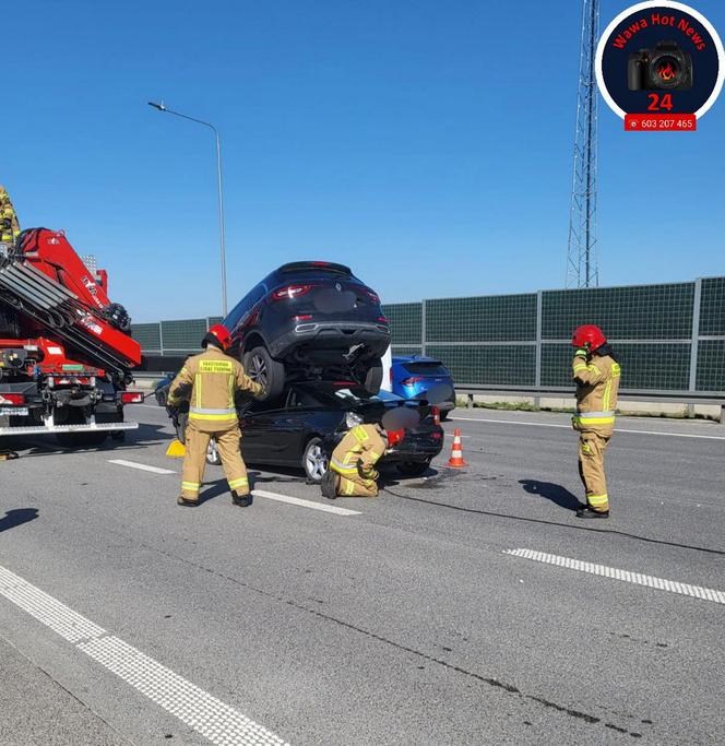  Gigantyczna kraksa pięciu samochodów na moście Południowym. Auto wjechało na dach drugiego!