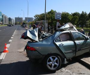 Wypadek w Alejach Jerozolimskich. Samochód uderzył w autobus. Kierowca osobówki nie żyje