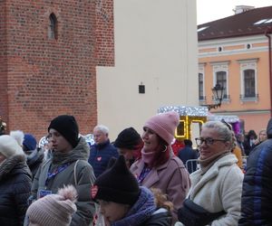 Na rynku w Tarnowie trwa koncert 33. Finału Wielkiej Orkiestry Świątecznej Pomocy. Tak bawią się mieszkańcy miasta