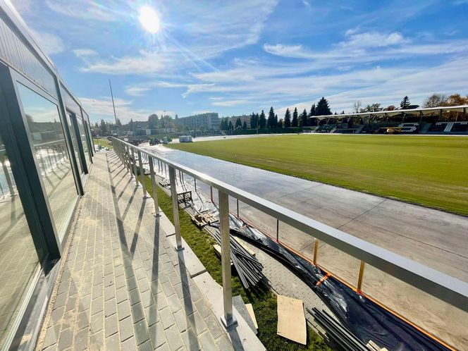 Remont starachowickiego stadionu trwa. Na plac budowy dotarły słupy oświetleniowe