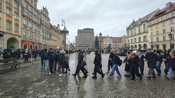 Polonez dla Fredry 2025 we Wrocławiu. Maturzyści zatańczyli na Rynku [ZDJĘCIA]