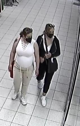 Kradzież plecaka we Włocławku! Rozpoznajesz te osoby? Zgłoś się na policję 
