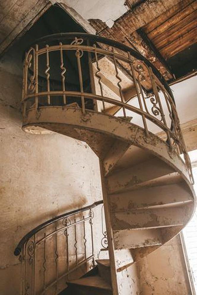 Coś niesamowitego! Rzeźbione schody w opuszczonym pałacu robią ogromne wrażenie [ZDJĘCIA]