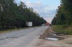 Śmiertelny wypadek na DK 12 pod Piotrkowem Tryb. Kierujący chevroletem wjechał pod tira [ZDJĘCIA]