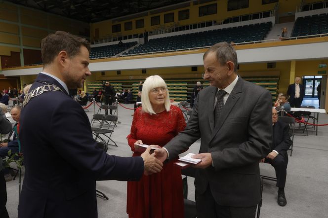 Te pary przeżyły w małżeństwie ponad 50 lat. Prezydent ich za to nagrodził