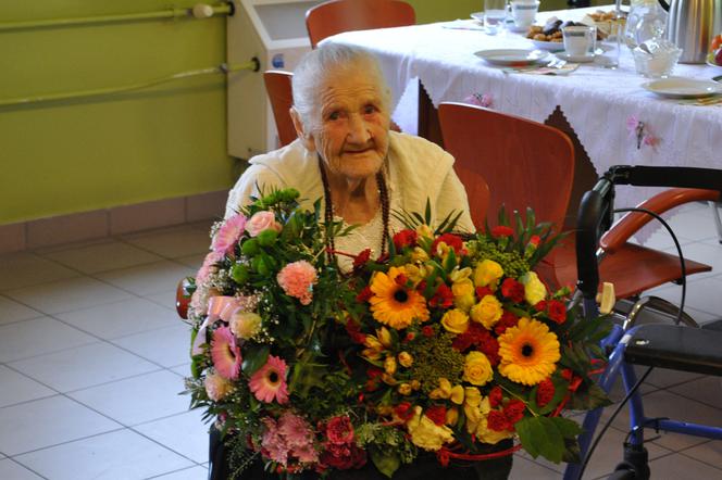 Białystok: Były kwiaty, upominki i urodzinowy tort. Pani Józefa Zarzecka skończyła 100 lat!