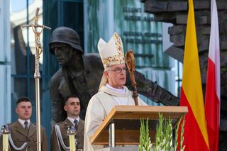 81. rocznica Powstania Warszawskiego. Uroczysta msza święta na pl. Krasińskich