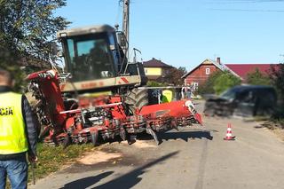 Podlaskie. Osobówka zderzyła się z maszyną rolniczą. 30-latek w szpitalu
